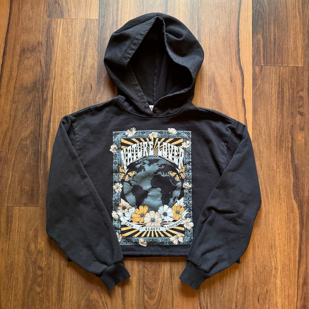 Nature Lover Graphic Hoodie M Black Cropped Sweatshirt Earth Floral Butterfly